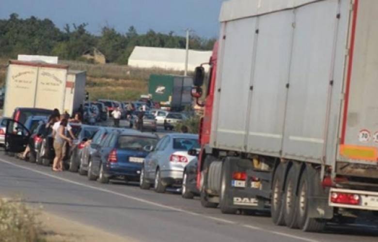 Sırbistan Sınırında 4 Saat Bekleniyor
