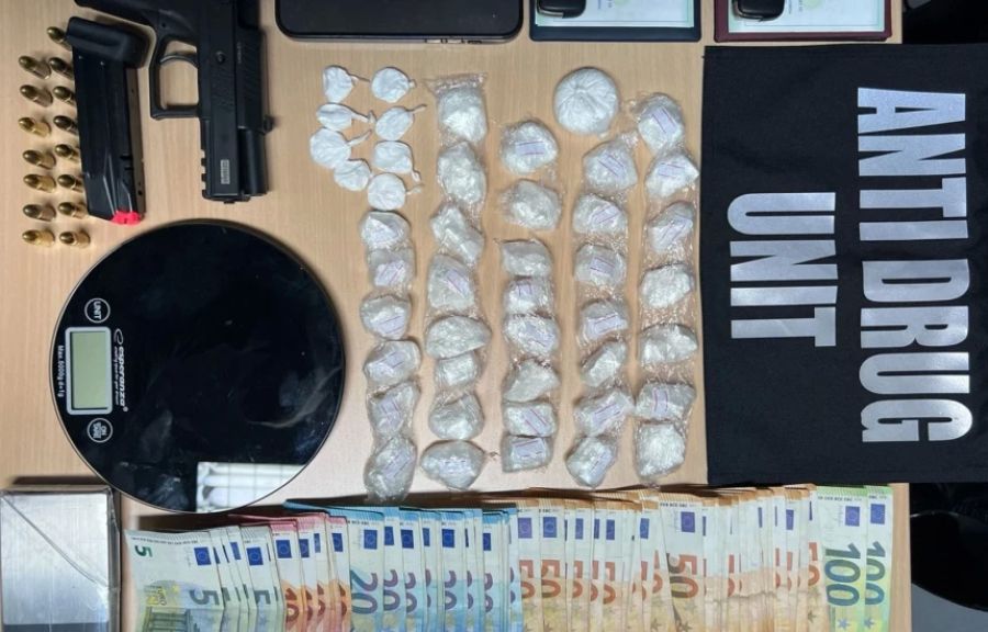 Polis, 40'tan Fazla Kokain Paketi, Silah ve Paraya El Koydu, İki Kişi Tutuklandı