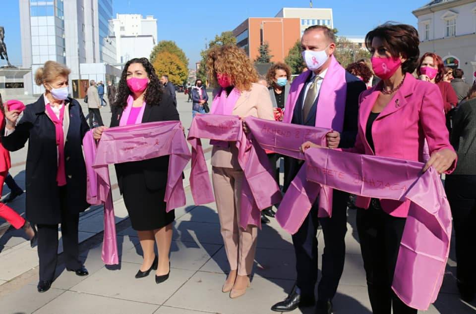 Priştine Kent Meydanı Pembe Kurdelelerle Süslendi