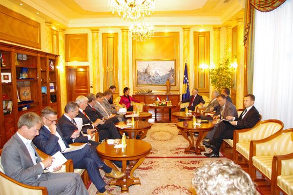 Krasniqi, Hollanda Parlamento Heyetiyle Görüştü