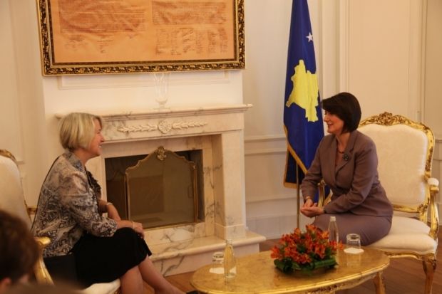 Jahjaga, Amerika Barış Teşkilatı Müdürünü Kabul Etti
