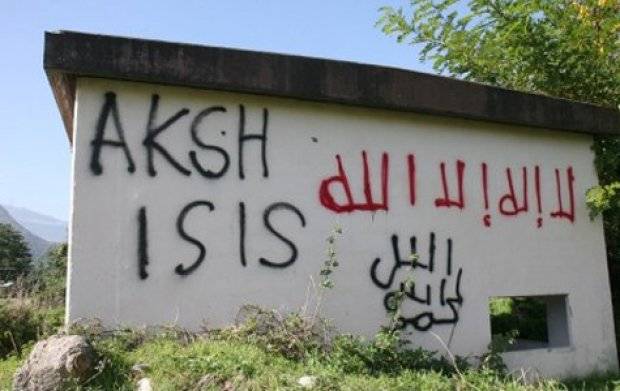 Deçan Manastırı Duvarlarında IŞİD, UÇK Yazıları