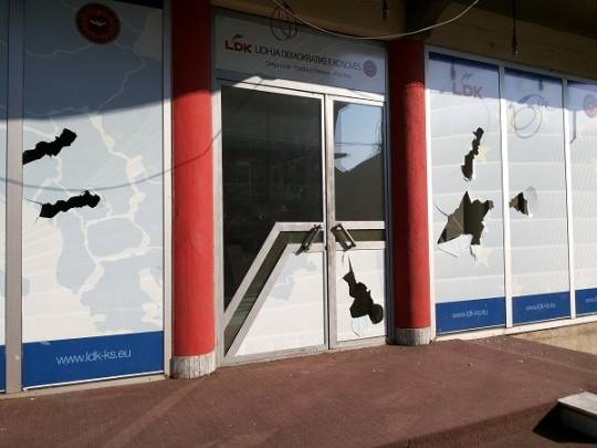 Priştine'de LDK Şubesine Saldırı