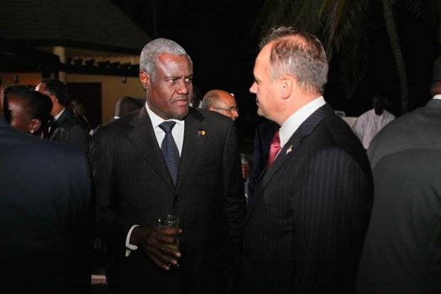 Bakan Hoxhaj Lobicilik için Senegal'de