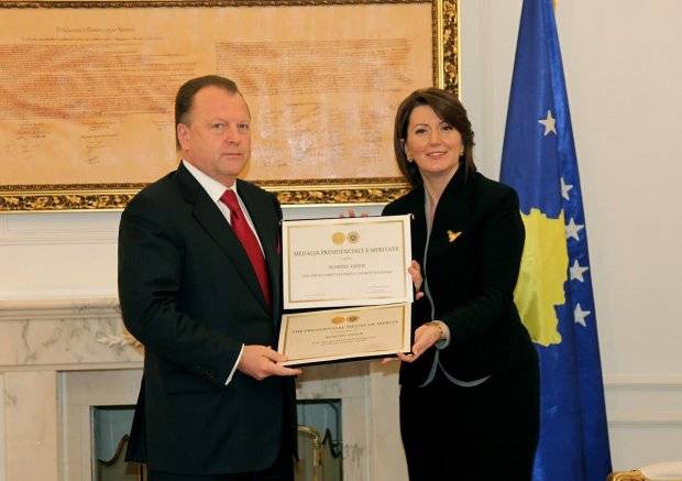 Jahjaga'dan Vizer'e Cumhurbaşkanlığı Hizmet Madalyası
