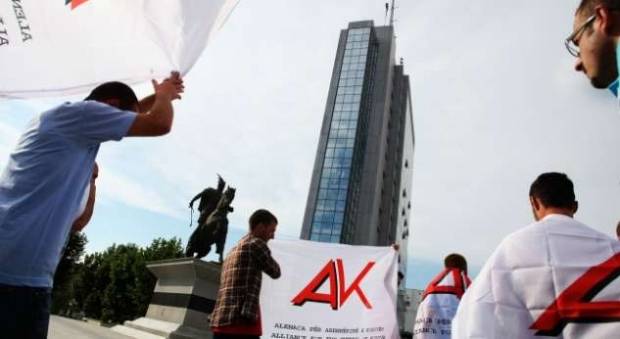 AAK, Jablanoviç'in Görevden Alınması İçin İmza Topluyor
