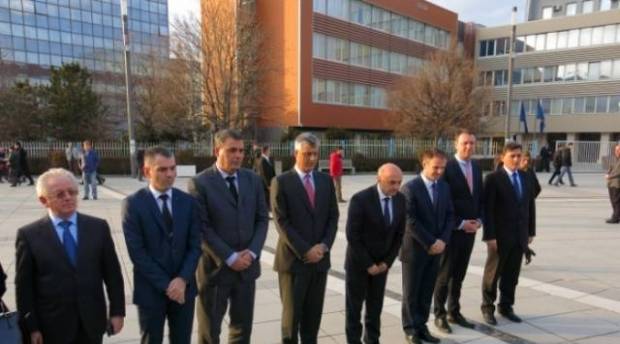 Mustafa ve Thaçi, Rugova'nın Anıtına Çiçek Koydu