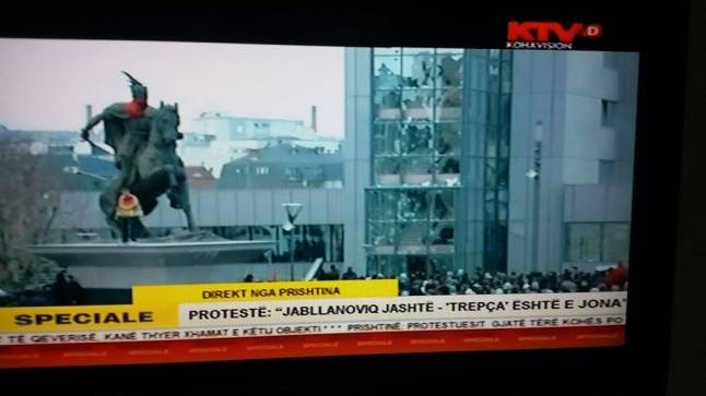 Protestocular Camları Kırmaya Devam Ediyor