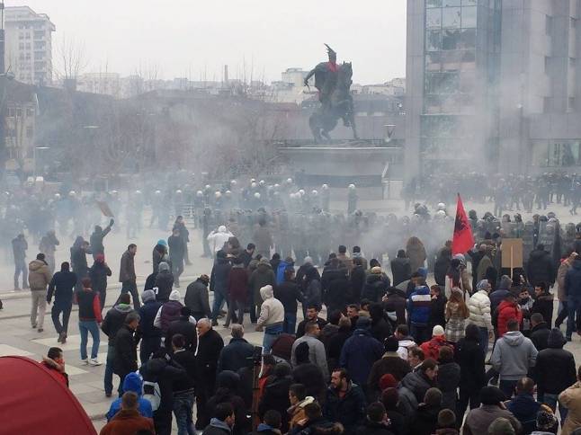 20 Polis Yaralı, 27 Protestocu Tutuklu
