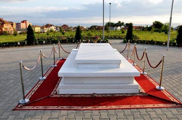 Jahjaga ve Mustafa: Rugova, Bağımsızlığın Temellerini Attı
