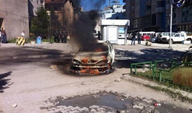 Mitroviça'da Bir Araç Kundaklandı