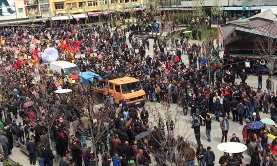 Kent Meydanında Protestocular Toplanıyor