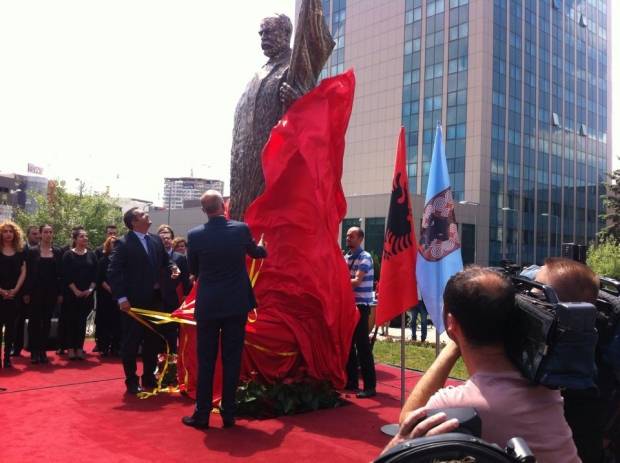 Rama ve Ahmeti, İsmail Qemajli'nin Heykelini Açtı