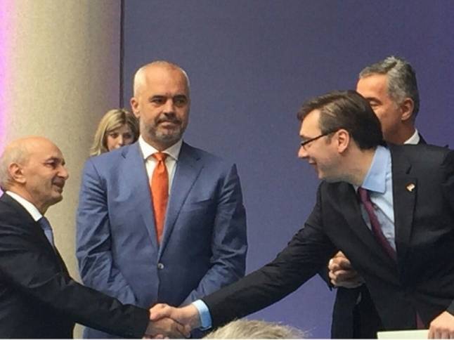 Mustafa ve Vuçiç Tiran'da El Sıkıştı