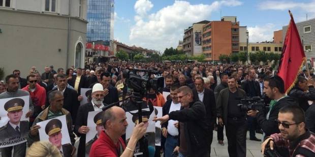 Mahkemeye Karşı Olanlar Meclis Önünde Toplanmaya Başladı