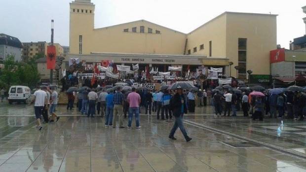 Protestocular, Özel Mahkemenin Oylanmamasını İstiyor