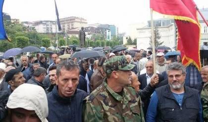 Protestocular Meclis Binası Önünde Toplanmaya Başladı