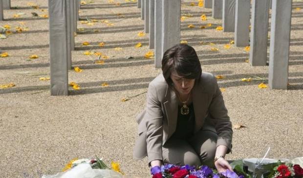 Jahjaga Terör Saldırısı Düzenlenen Yere Çiçek Koydu