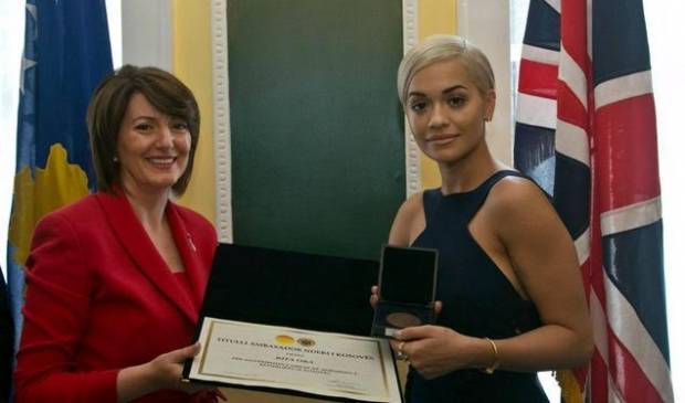 Jahjaga Rita Ora'yı Takdir Etti