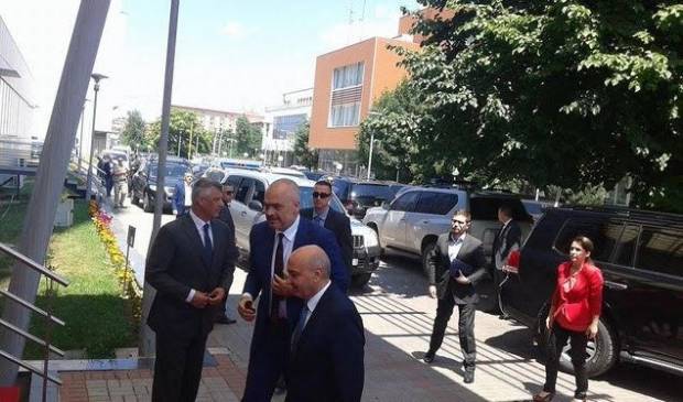 Görüşmeden Sonra Mustafa ve Rama Öğlen Yemeğinde