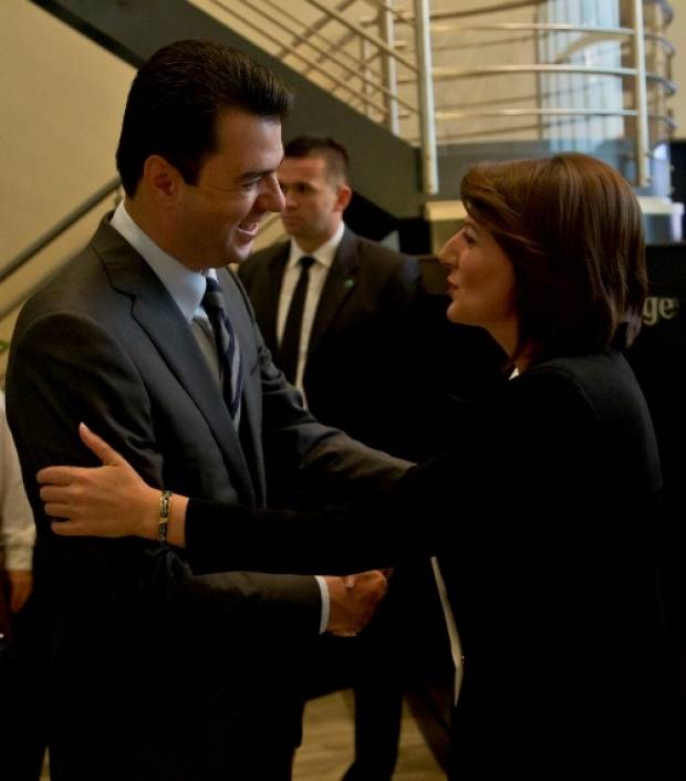Jahjaga, Basha ile Görüştü