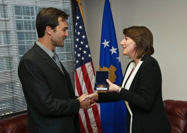 Jahjaga, Sergio Vieira de Mello'yu Ödüllendirdi