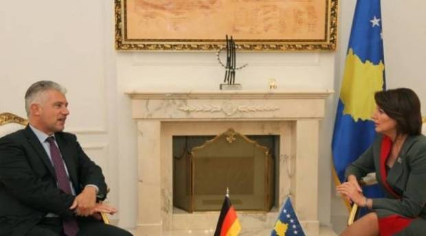 Jahjaga, Almanya Elçisi Reichel ile Meclis'teki Son Gelişmeleri Görüştü