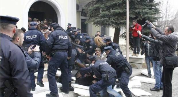 Öğrenciler, Rektörlüğün Yıkılacağı Konusunda Uyardı