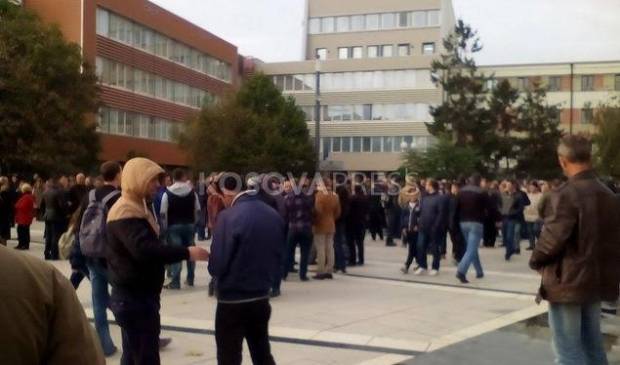 LDK ve PDK Milletvekilleri Salonda- Bina Önünde Muhalefet Destekçileri