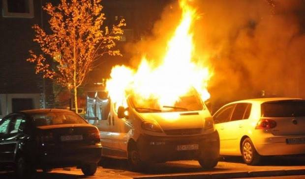 Protestocular Araçları Kundaklıyor