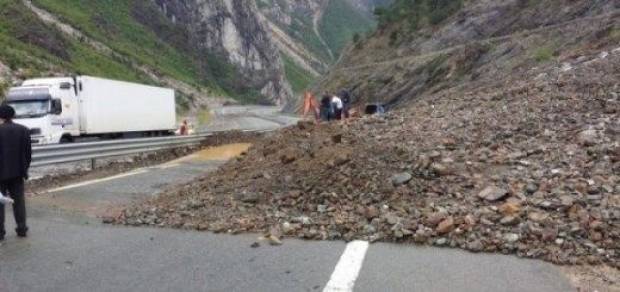 Arnavutluk'ta Heyelan Yolu Kapattı