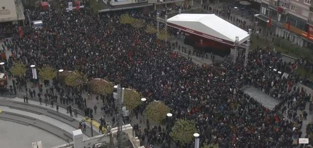 Meydan Protestocularla Dolmaya Başladı