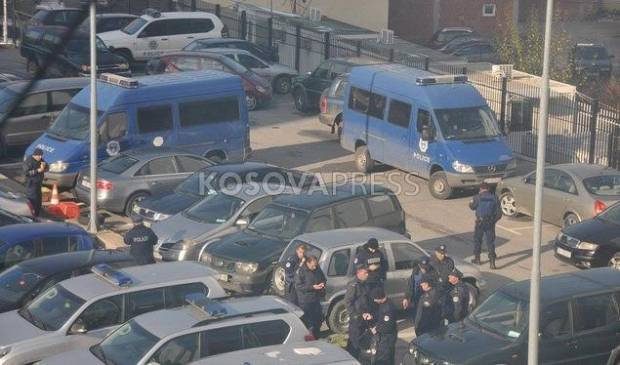 Polis, Meclis Binasını Kuşatmaya Başladı