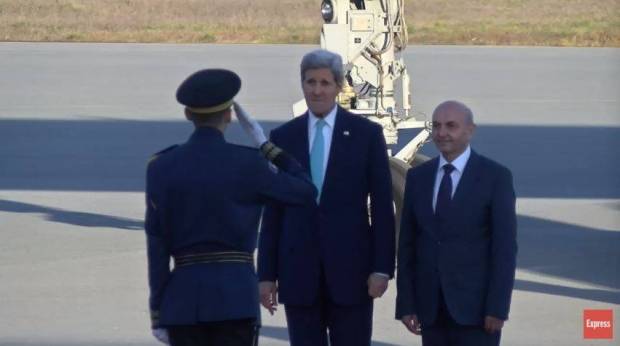 Mustafa Kerry'yi  Havalimanında Karşıladı