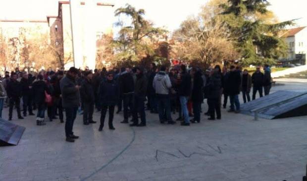 Muhalefet Aktifistleri Meclis Binasını Kuşattılar