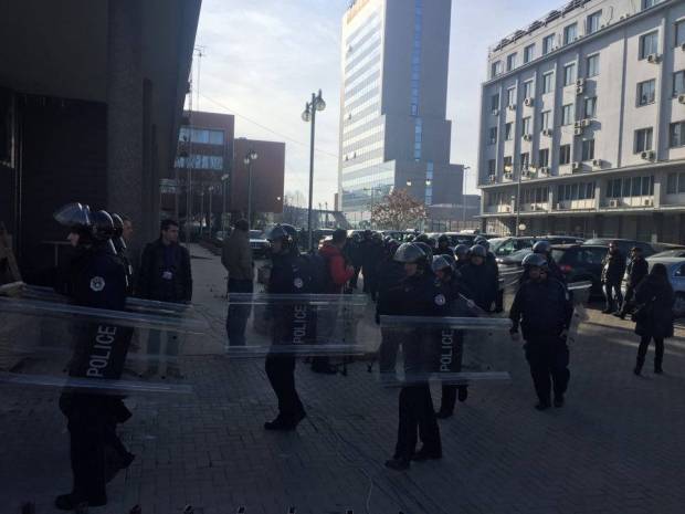 Polis, Meclis Önünde Barikat Kurdu
