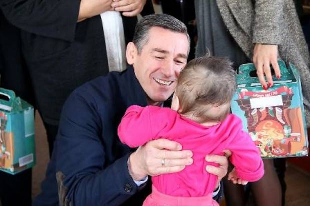 Veseli, Şehitler Çocuklarına Hediyeler Dağıttı