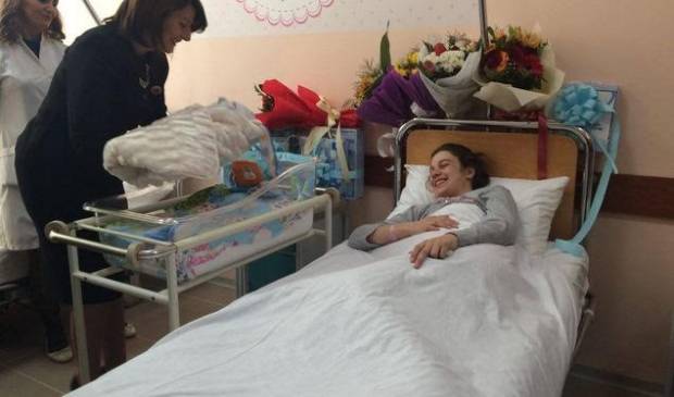 Jahjaga, 2016'da Doğan İlk Bebeği Ziyaret Etti