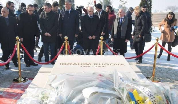 Başbakan Mustafa da Eski Cumhurbaşkanı Rugova'yı Andı