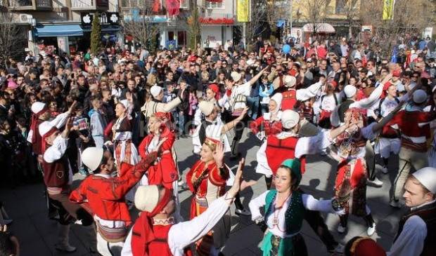 Priştine Meydanlarında Folklor Oyunları Başladı