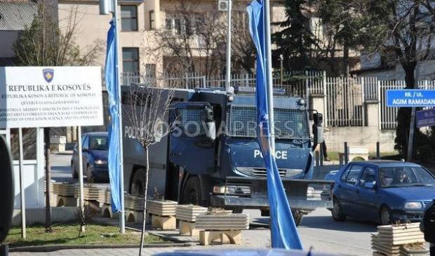 Polis, Beş Kişiyi Tutukladı