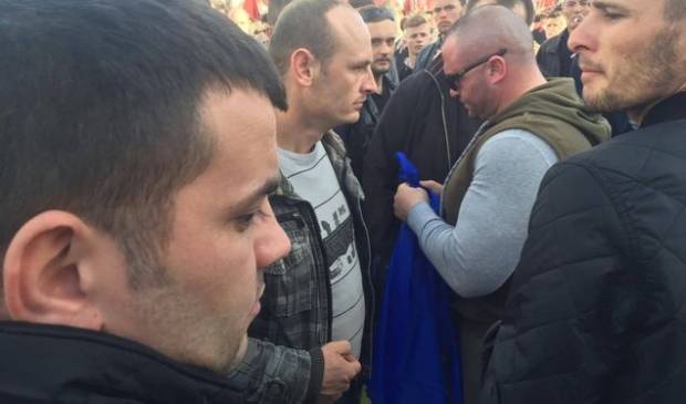 Güvenlik Elemanları Protestocunun Elinden Kosova Bayrağını Aldı