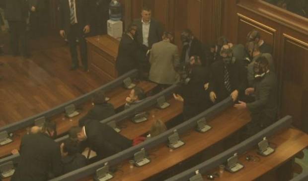 Muhalefet Milletvekilleri Zorla Meclis Salonundan Çıkarıldı