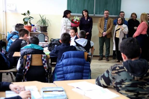 Jahjaga dan Priştine İlkokuluna Anlamlı Ziyaret