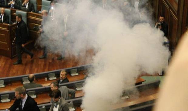 Muhalefet Kürsüyü İşgal Etti- Sonra da Oturumu Terk etti