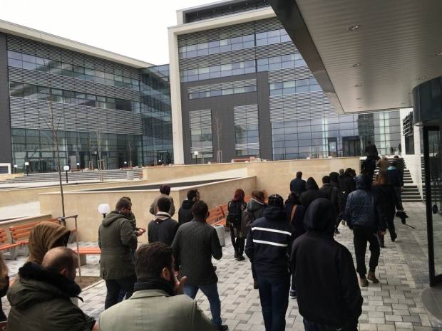 Protestocular Adalet Sarayından Uzaklaştılar