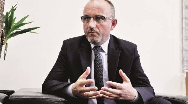 Bakan Rrahmani, Tutuklu Jinekologlara Sahip Çıktı