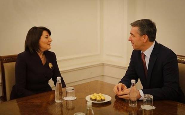 Jahjaga, Yorulmadan Ülke İçin Çalışanlara Bir Örnek