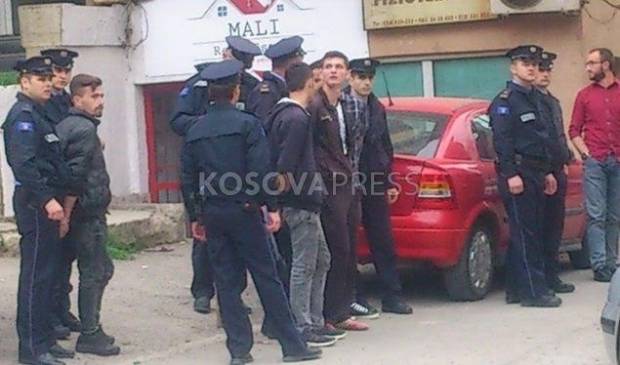 Polis, Göz yaşartıcı Atanları Tutukladı