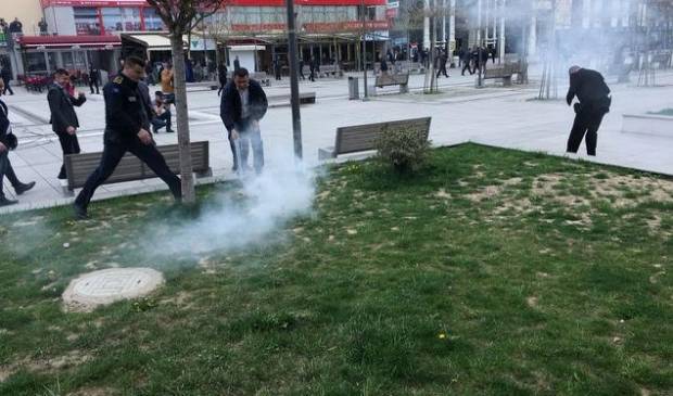Polis, Gözyaşartıcı Gaz Attıkları Gerekçesiyle 12 Kişiyi Gözaltına Aldı